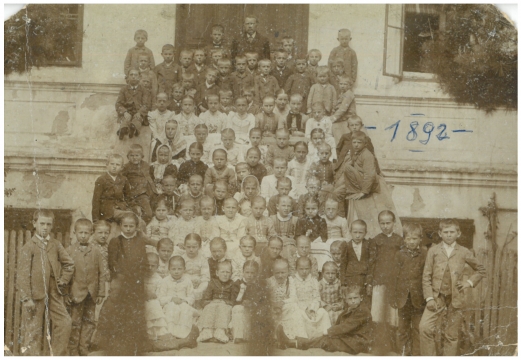 1892 - Nejstarší zachovaná fotografie; nahoře p. už. Hofmann