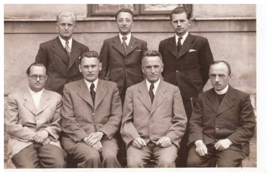 Učitelský sbor s p. řídícím Janem Urbánkem; vlevo nahoře pozdější ředitel Cyril Nováček