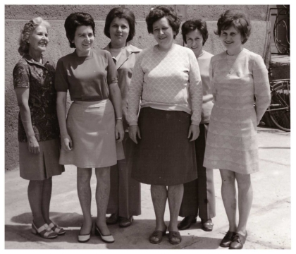 Pedagogický sbor s paní ředitelkou Marií Hýlovou (uprostřed v 1. řadě); 70. léta
